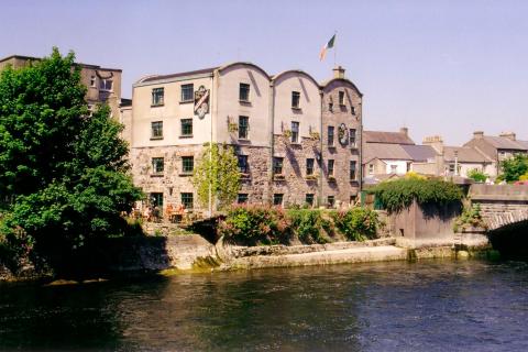 ESL Languages Bridge Mills Language Centre IH Galway hero